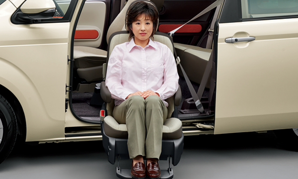 助手席リフトアップシート車